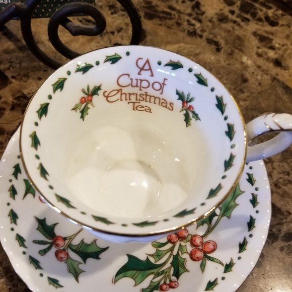 A Christmas Cup of Tea Book & Teapot Cup/Saucer - Picture 7 of 13